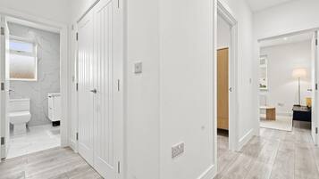 Une salle de bain moderne avec des toilettes, un lavabo et un miroir.
