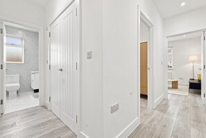 Une salle de bain moderne avec des toilettes, un lavabo et un miroir.