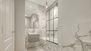 Shower, towels - Luxury Apartment w/ Modern Kitchen & Free Parking (Southend-on-Sea)