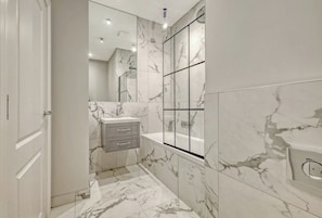 Een douche, handdoeken
