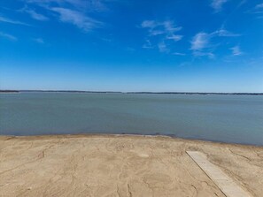A beach with a clear sky and calm water. - Stylish Lake House with Hot Tub, Fireplace & Boat Ramp in Runaway Bay, Texas (Runaway Bay)