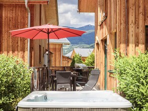 A wooden cabin with a hot tub, outdoor seating, and a mountain view. - Cabin With 1 Bedroom (Sankt Georgen am Kreischberg)