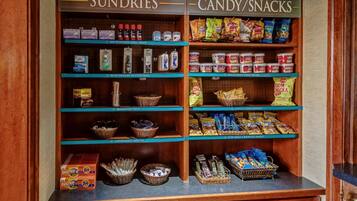 Een etalage met snacks, drankjes en huishoudelijke artikelen.