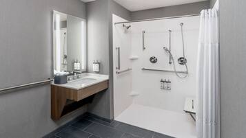 Un baño moderno con ducha, inodoro y tocador.