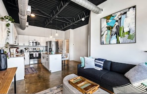 House - Condo Minutes to Downtown - pet Friendly w Parking (Nashville)
