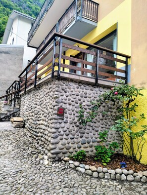 A building with a stone facade, a wooden balcony railing, and a sign indicating private property.
