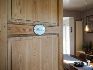Een houten deur met een 'Bienvenue' bord.
