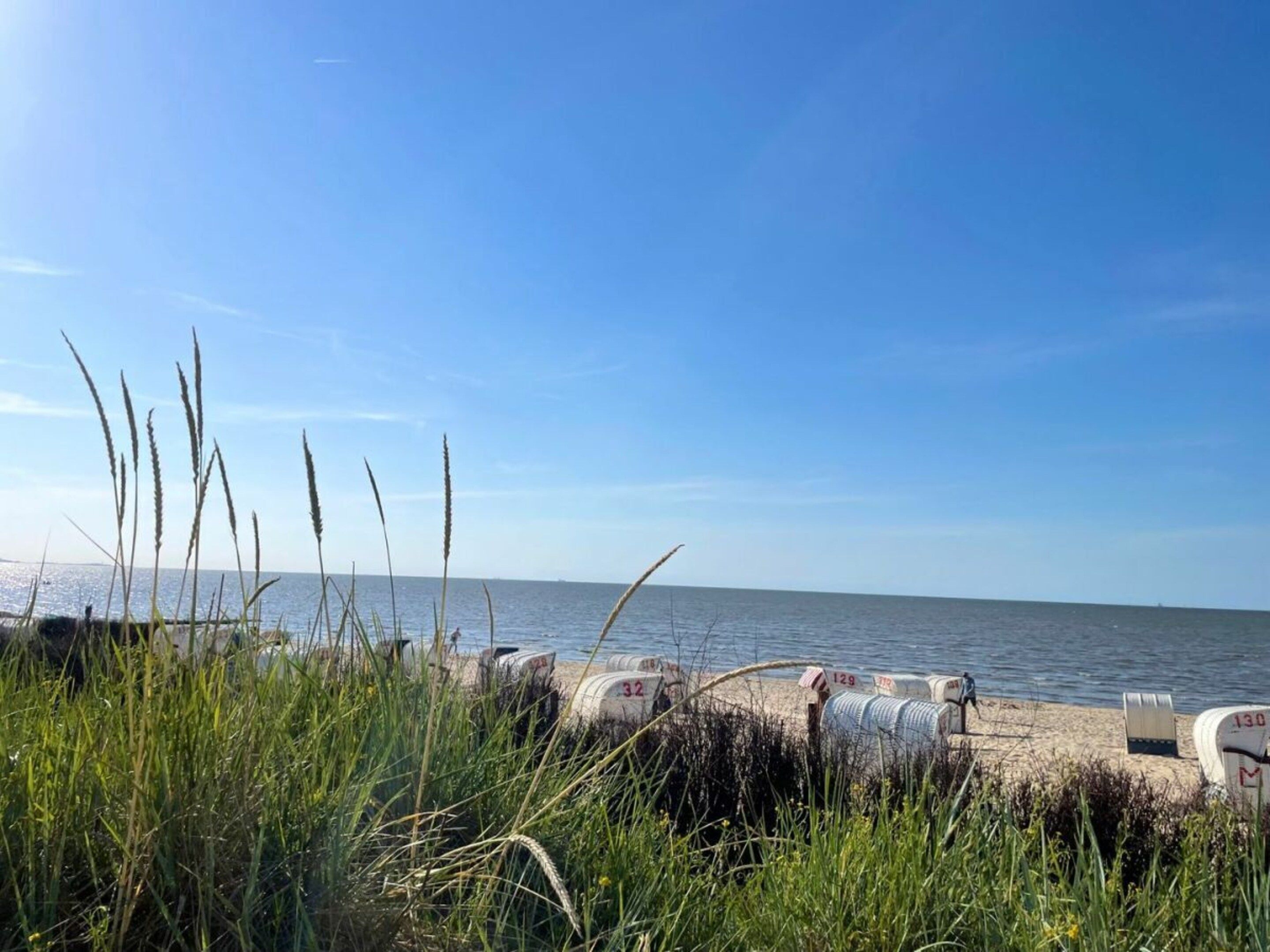 Ein Strand mit einer Reihe von Postfächern und freiem Blick auf das Meer.