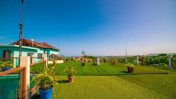 Una propiedad residencial con un césped bien cuidado, piscina y vista al océano.