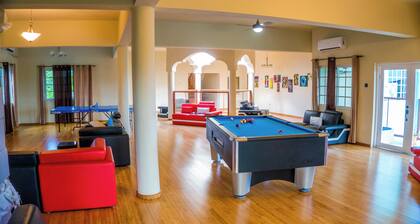 Enjoyable 9-bedroom bed & breakfast with AC in Negril