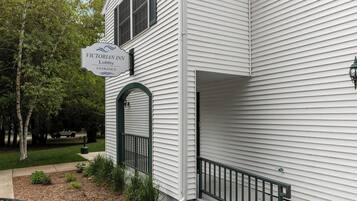 Une auberge de style victorien avec une enseigne indiquant l’entrée du hall.