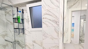 A bathroom with a shower, toilet, sink, and a mirror. - Apartment 'Cullera' with Mountain Views, Wi-Fi, and Air Conditioning (Cullera)
