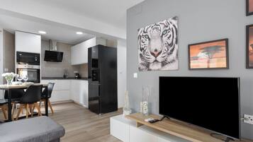 Eine moderne Küche mit eingebautem Ofen, Mikrowelle und Kühlschrank.