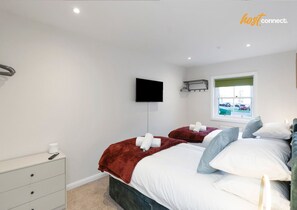 Room - 2 Bed Flat in Airdrie | Sleeps 4 | Parking (Airdrie)