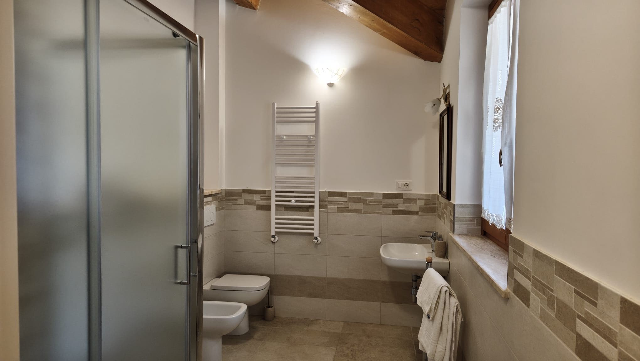 Une salle de bain avec des toilettes, un lavabo et une douche.