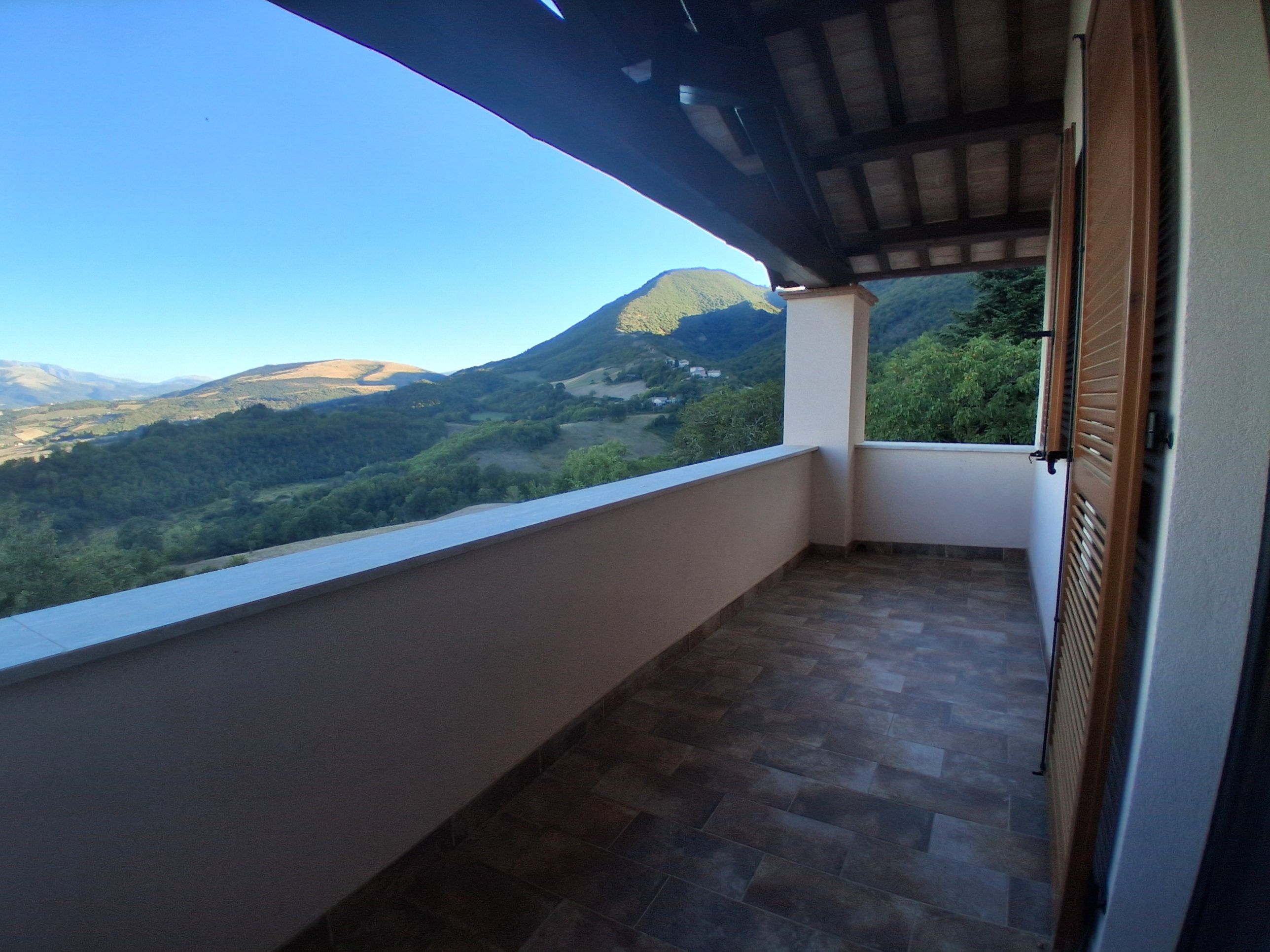 Ein Balkon mit Blick auf ein Gebirge.
