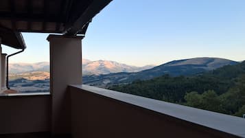 Ein Balkon mit Blick auf eine Berglandschaft.
