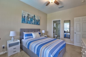 Room - Private Pool Paradise, Soaring Ceilings, Open Spaces & Fl Resort-Style Charm (Davenport)
