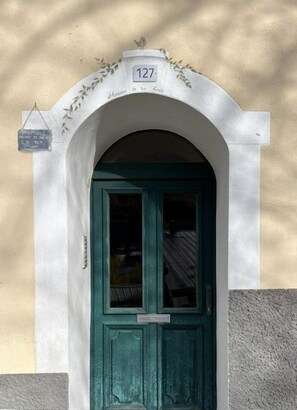 A door with a number sign above it, indicating a specific location. - Apartment for 4 people near the slopes (La Salle-les-Alpes)
