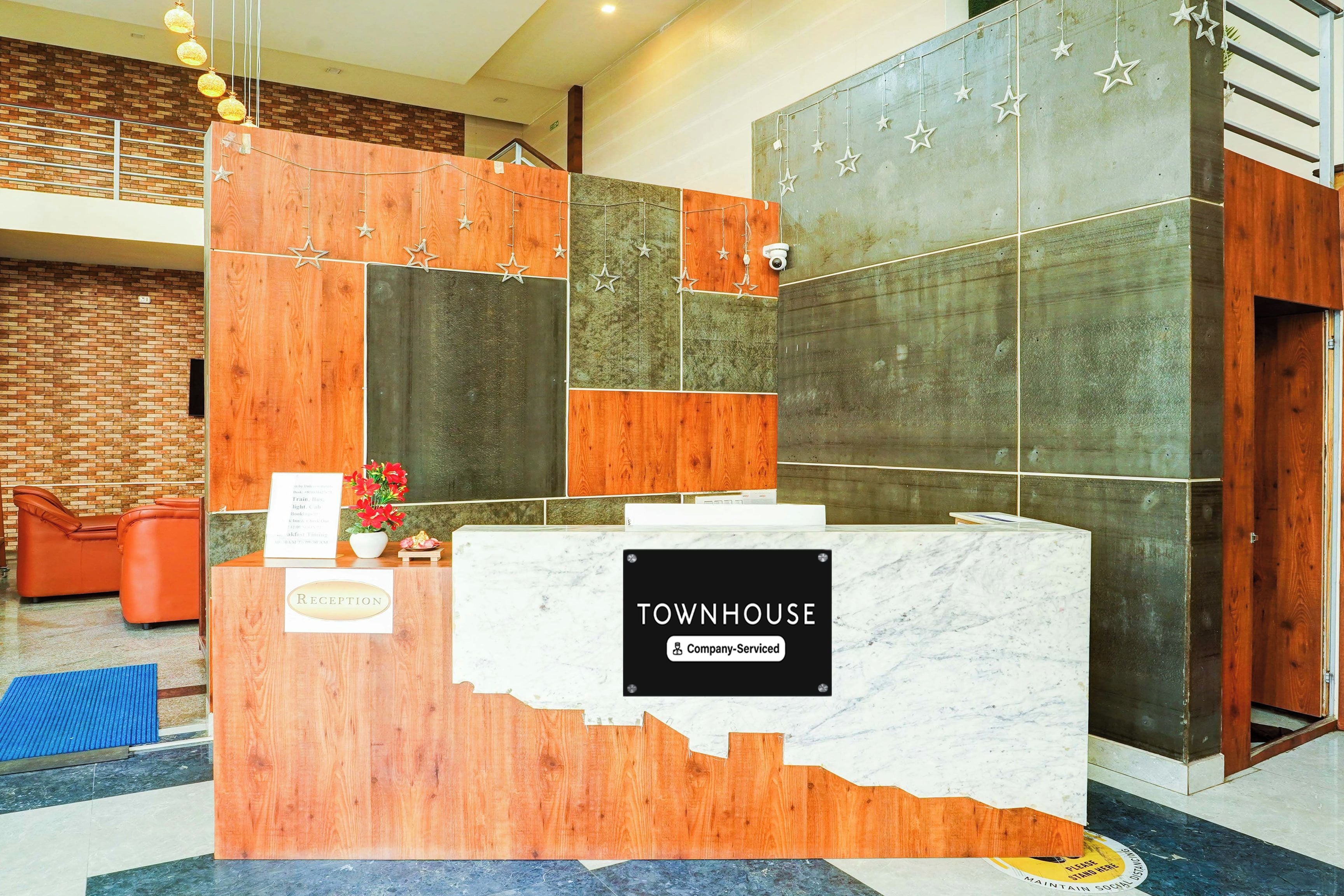 A reception desk with a sign indicating it is a company-serviced townhouse.