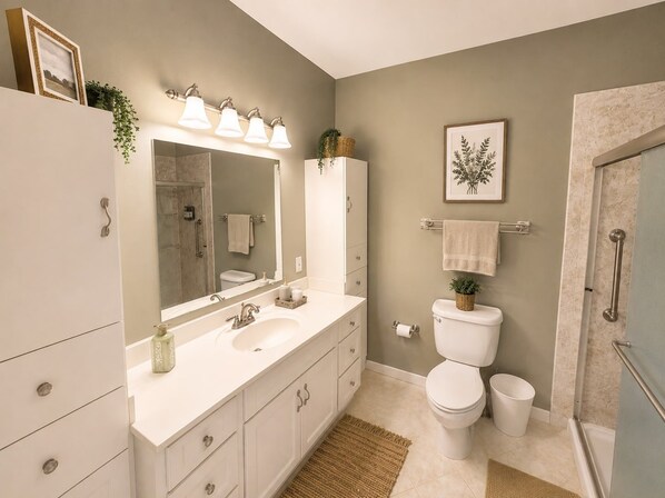 A bathroom with a white vanity, a large mirror, a toilet, and a shower area. - Spacious 4-bedroom house in a fantastic Nokesville neighborhood (Nokesville)
