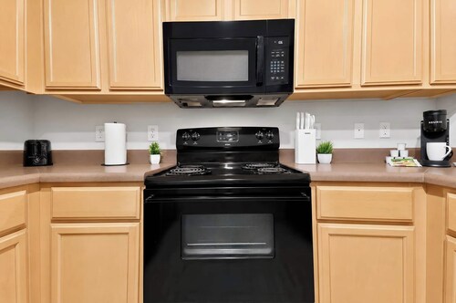Balcony Retreat Near USC, The Vista & Downtown