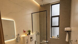 Ein modernes Badezimmer mit einer Duschkabine, einem Waschbecken und einer Toilette.