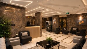 Eine moderne Lobby mit einer Rezeption, Sofas und einem Couchtisch.