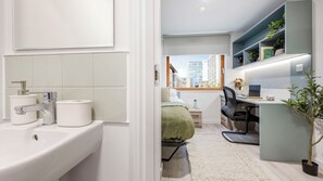 Ein modernes Badezimmer mit Waschbecken, Toilette und Handtuchhalter.