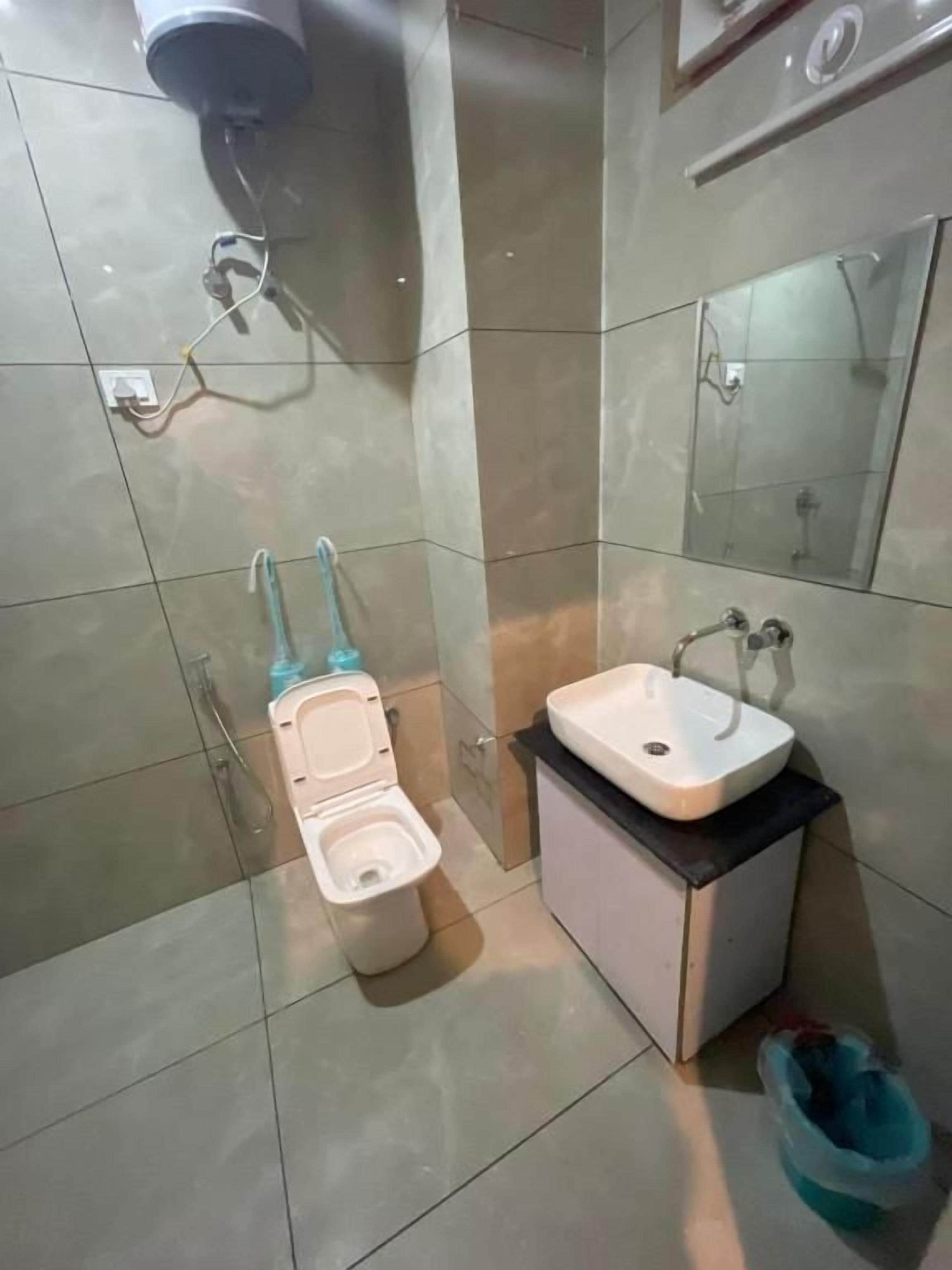 Ein Badezimmer mit Toilette, Waschbecken und Spiegel.