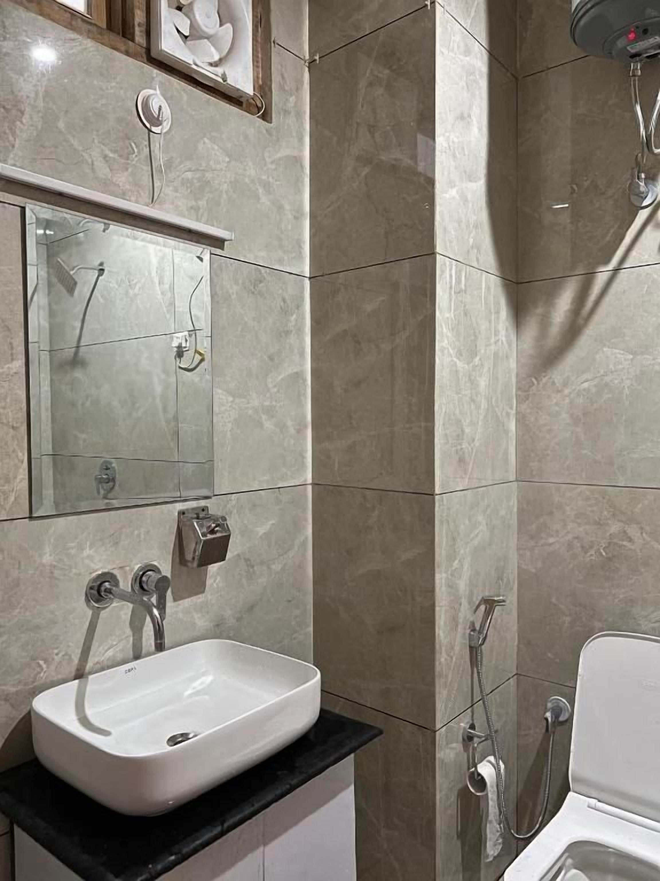 Panoramic-Doppelzimmer, eigenes Bad, Bergblick | Badezimmer | Dusche, Handtücher