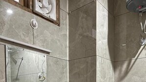Ein Badezimmer mit Waschbecken, Spiegel und Dusche.