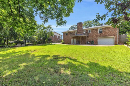 3 bedroom house 3 min to downtown