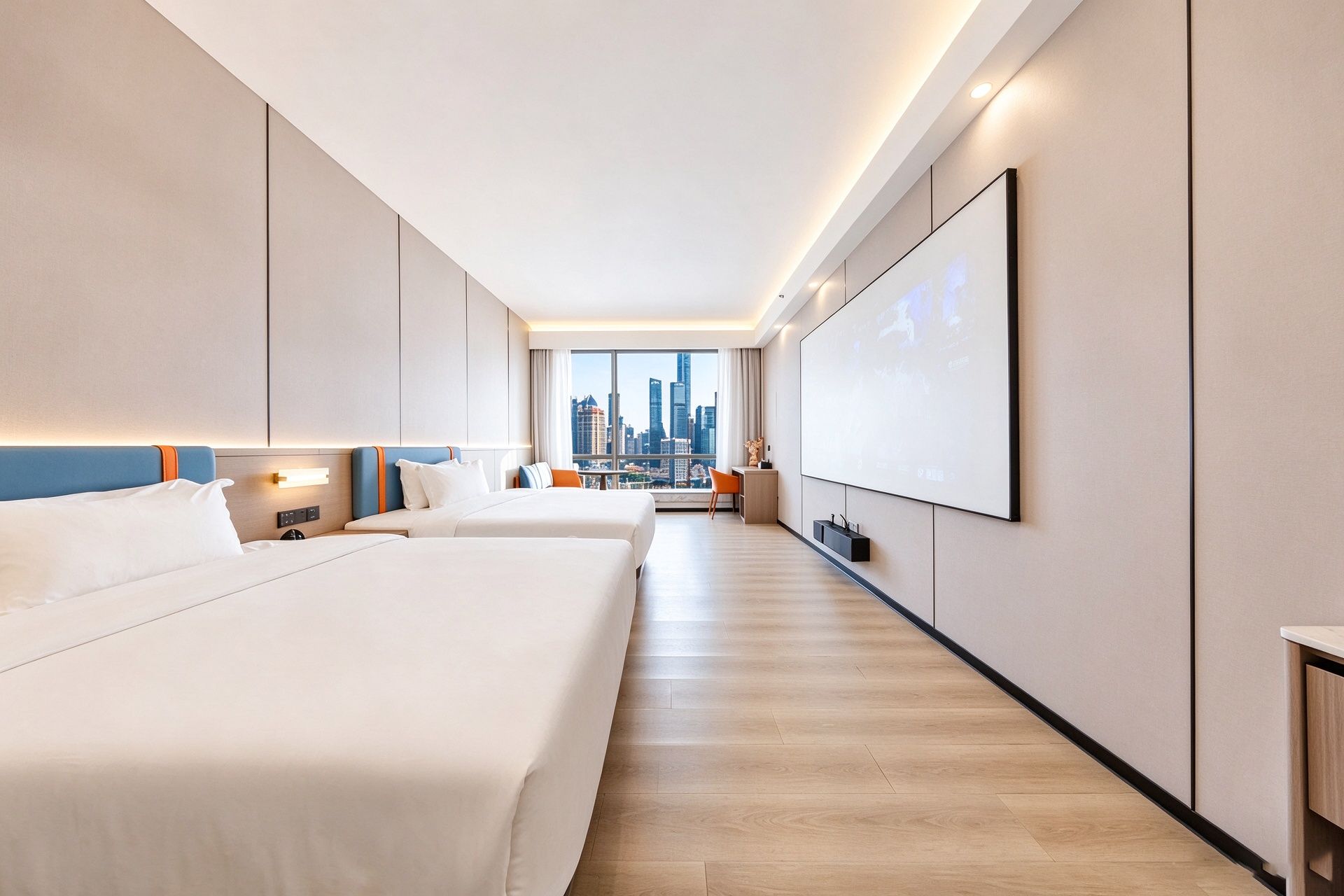 Habitación de hotel con dos camas, un ventanal amplio con vistas a la ciudad, un televisor de pantalla plana y un escritorio con una silla.