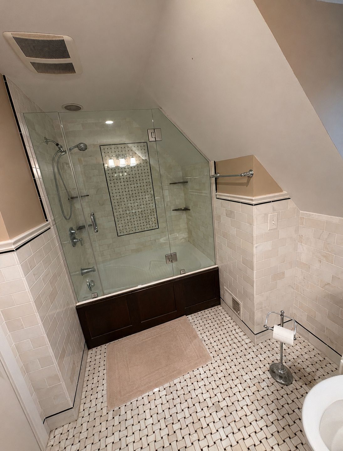 Ein modernes Badezimmer mit einer einteiligen Duschkabine, einer Badewanne und einem WC.