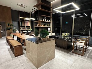 Ein modernes Interieur mit einer zentralen Kochinsel, Holzmöbeln und integrierten Regalen.
