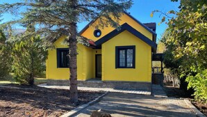 Exterior - YELLOW HOUSE Tranquil 5-bedroom chalet in peaceful Bolu getaway (Bolu)