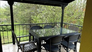 Outdoor dining - YELLOW HOUSE Tranquil 5-bedroom chalet in peaceful Bolu getaway (Bolu)