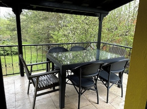 Outdoor dining - YELLOW HOUSE Tranquil 5-bedroom chalet in peaceful Bolu getaway (Bolu)