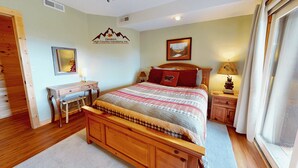 Iron/ironing board, WiFi (free), bed sheets - Sugardaddy's Cabin With Views And Fireplace (Sugar Mountain)