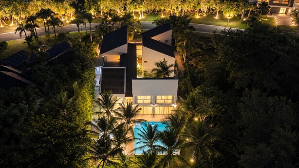 A modern house with a swimming pool surrounded by palm trees. - Villa Punta Espada CapCana, 6-bedroom, with pool and hole 8 (Punta Cana)
