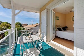 Room - Bed and Breakfast 'Chambre Christy - Chez Claudine' with Balcony and Wi-Fi (Le Teich)