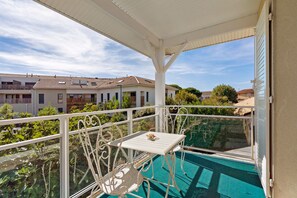 Outdoor dining - Bed and Breakfast 'Chambre Christy - Chez Claudine' with Balcony and Wi-Fi (Le Teich)