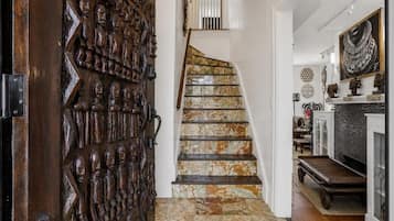 Una escalera de caracol con piso estampado que conduce a una plataforma.