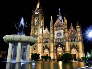 A Gothic-style cathedral with a large clock tower and a fountain in the foreground. - Private windowless room – total rest in the most beautiful area of ​​Guadalajara (Guadalajara)