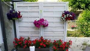 An outdoor dining area with a table set for breakfast, including fruits, pastries, and beverages. - Holiday Home 'Il Melograno': Private Terrace, Private Parking, Wi-Fi, and Air Conditioning (Venezia)