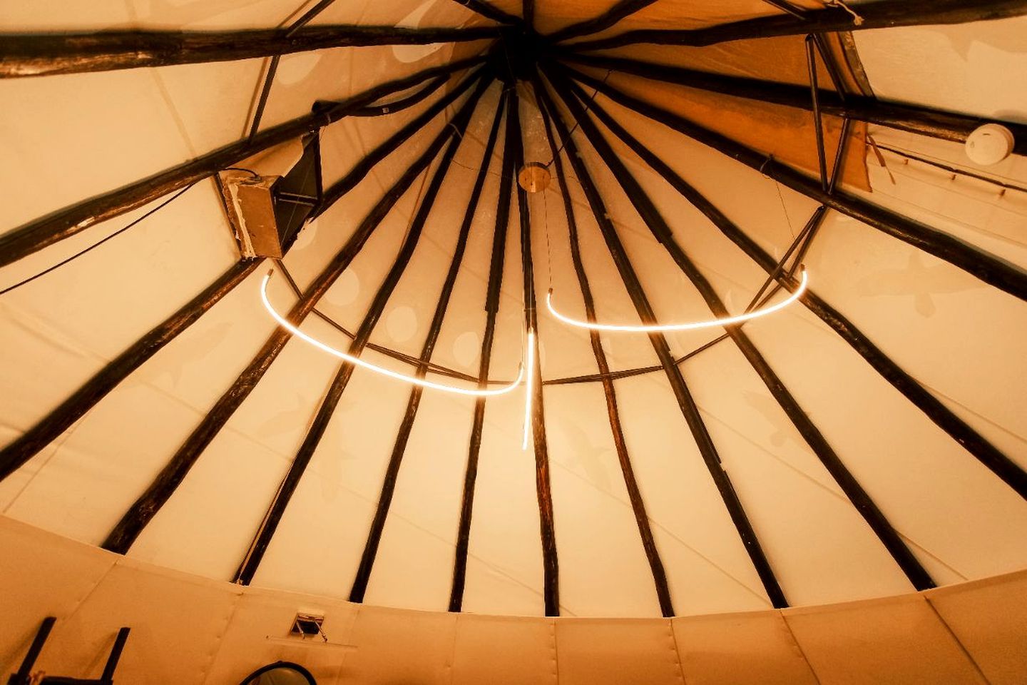 A tent-like structure with a central pole and multiple supporting beams.