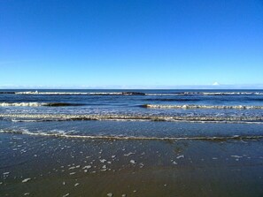 A beach with waves and a clear sky. - Holiday Apartment With 2 Bedrooms (St. Peter-Ording)