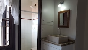 تجهيزات دش، مناشف، صابون، ورق حمّام