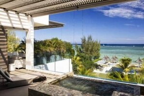 Ein moderner Außenbereich mit Whirlpool und Meerblick, inklusive Lounge mit Sitzgelegenheiten.
